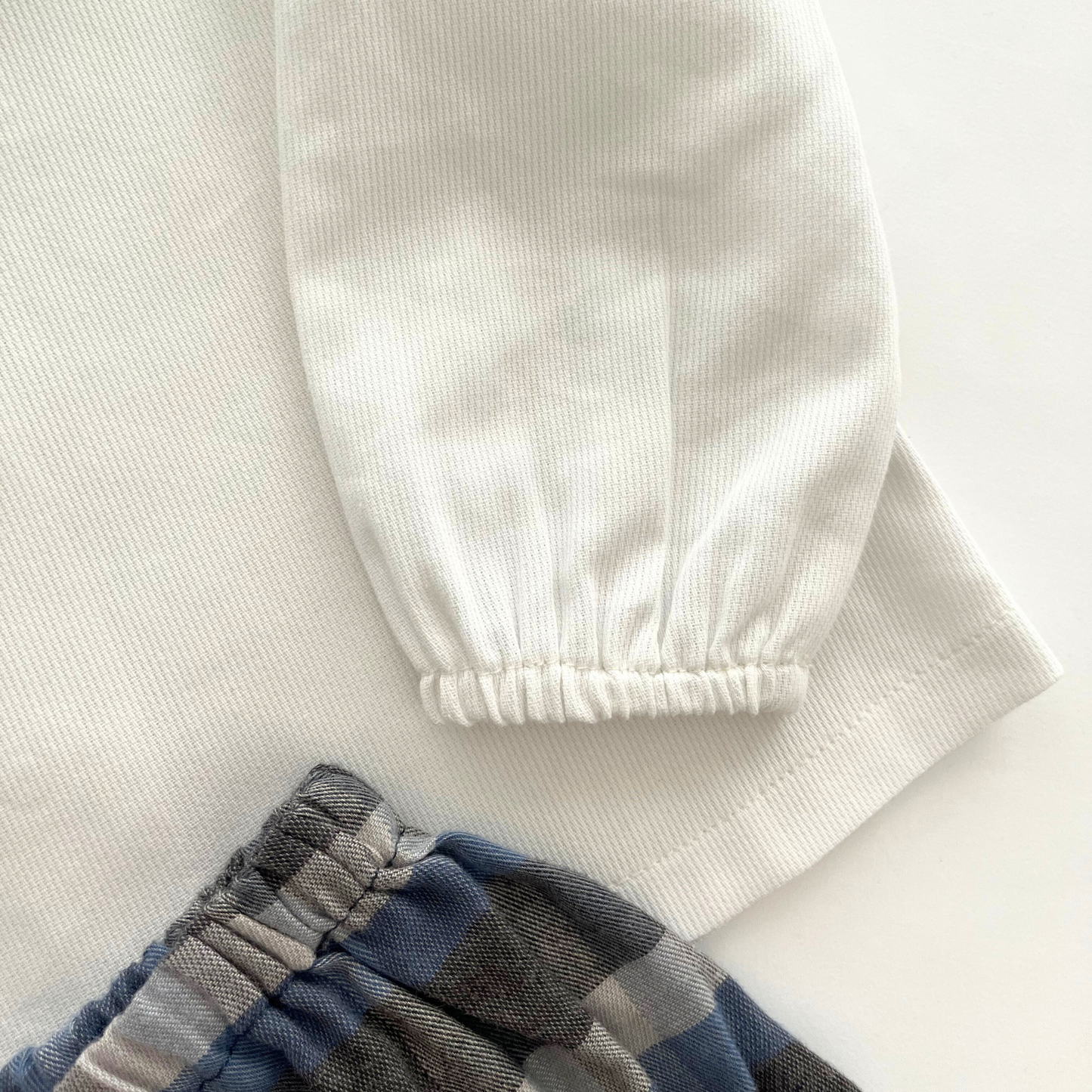 Blusa unisex con cuello bobo en blanco