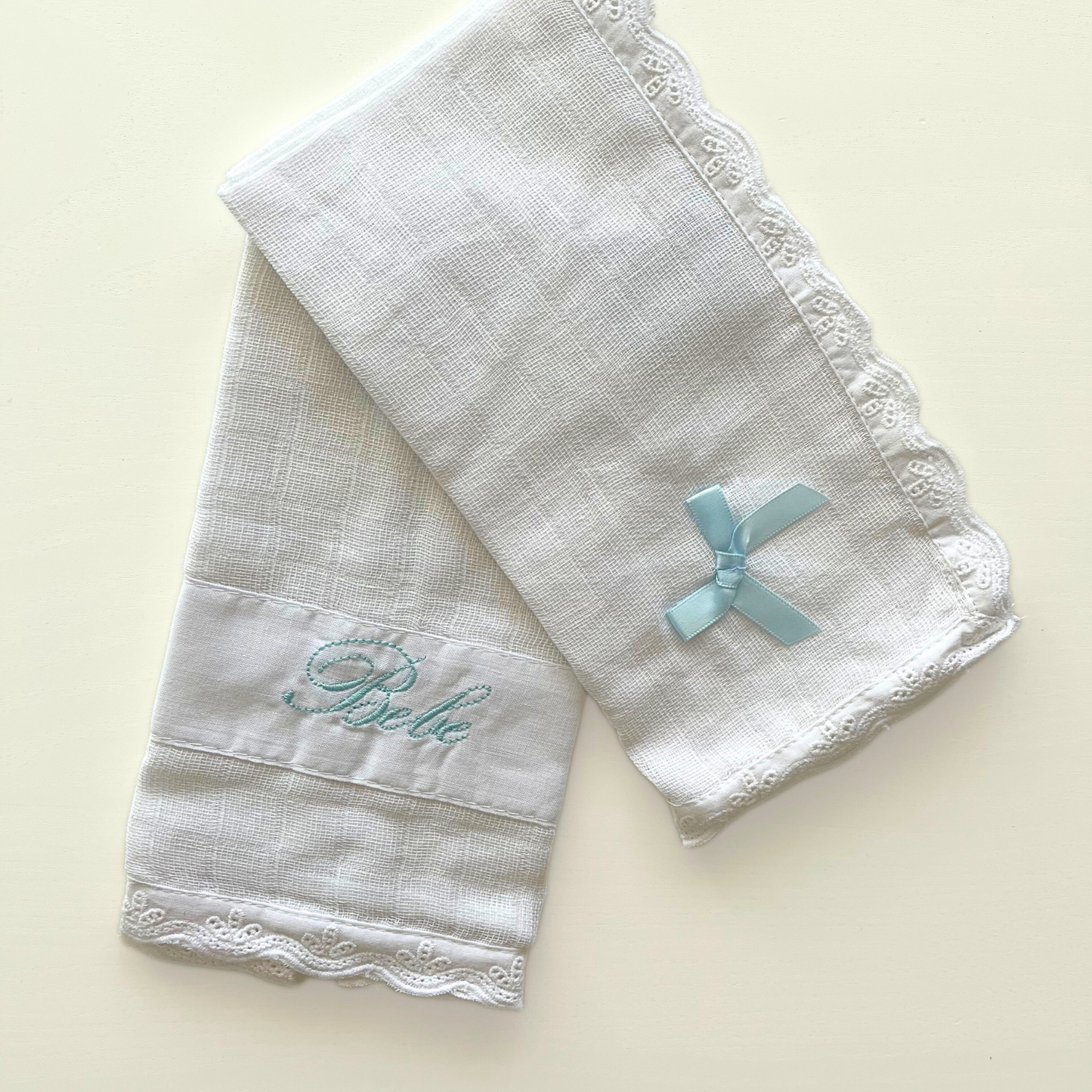Pack gasas de algodón blanco bordadas en azul