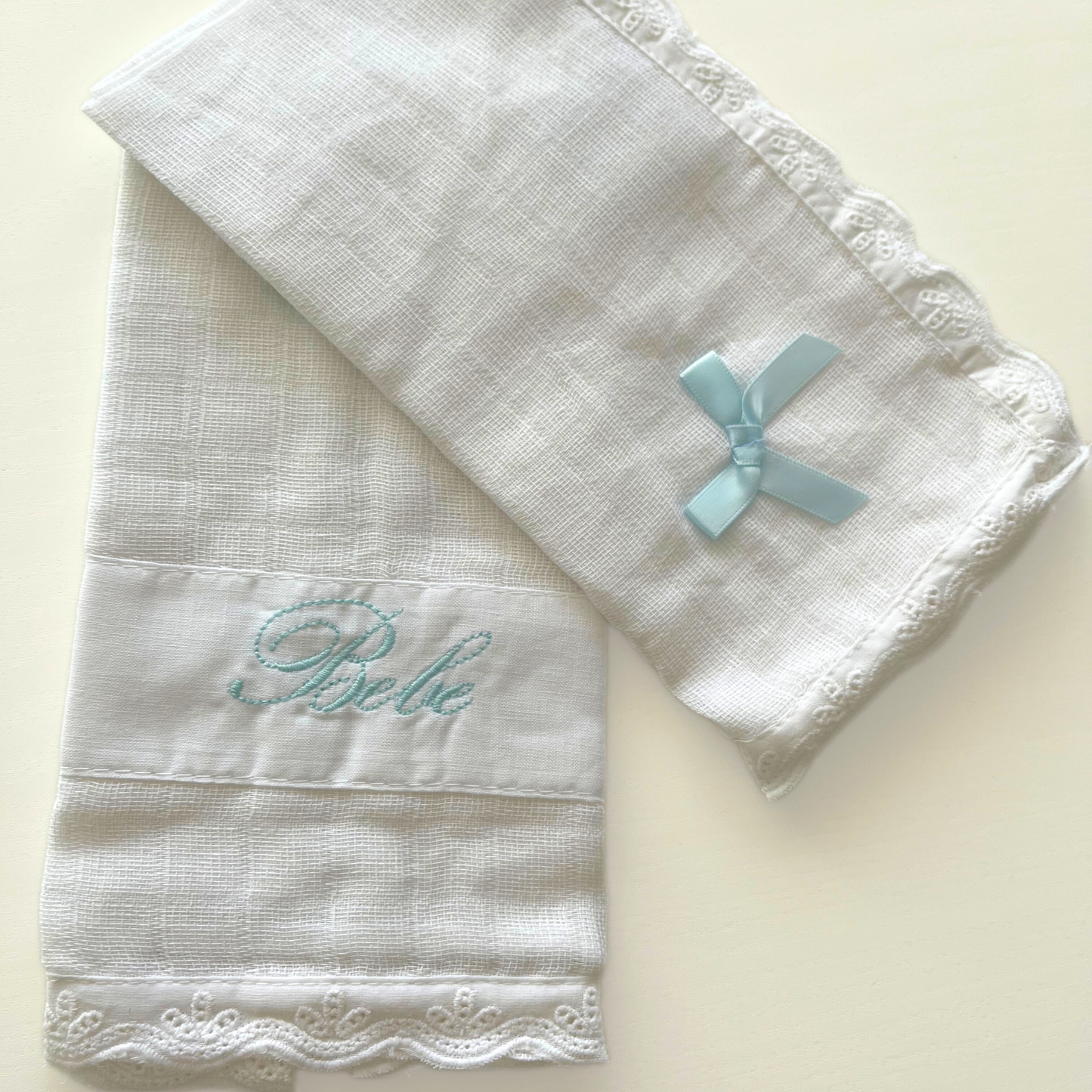 Pack gasas de algodón blanco bordadas en azul